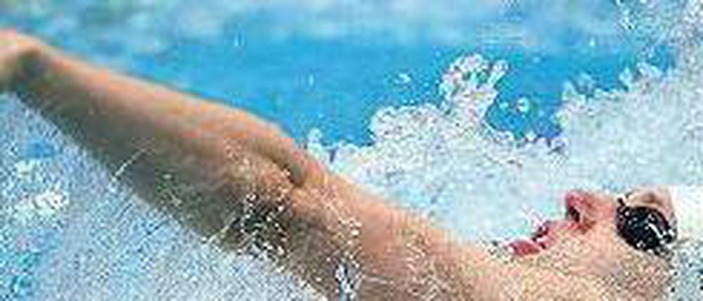 Eine Schwimmbrille ist noch kein Doppelauge: Dieses Exemplar der Spezies Rückenschwimmer, Abteilung Primaten, ist dem stechenden Insekt, das ebenfalls Rückenschwimmer heißt, in puncto Orientierung unterlegen.