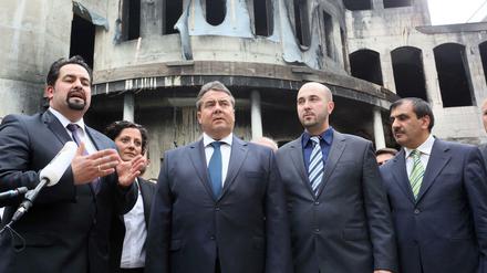 Solidaritätsbesuch. Vizekanzler Sigmar Gabriel (2.v.li.), der Vorsitzende des Zentralrates der Muslime, Aiman A.Mazyek (li.), Fazli Altin, Präsident der Islamischen Föderation (2.v.re.) und Ali Kizilkaya, Vorsitzender des Islamrates. 