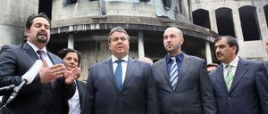 Solidaritätsbesuch. Vizekanzler Sigmar Gabriel (2.v.li.), der Vorsitzende des Zentralrates der Muslime, Aiman A.Mazyek (li.), Fazli Altin, Präsident der Islamischen Föderation (2.v.re.) und Ali Kizilkaya, Vorsitzender des Islamrates. 