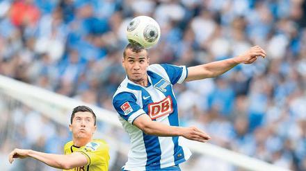 John Anthony Brooks, hier Sieger im Kopfballduell mit Robert Lewandowski, wird wohl gegen Bayer Leverkusen in der Startelf stehen.