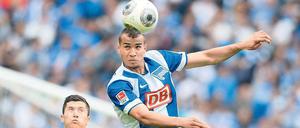 John Anthony Brooks, hier Sieger im Kopfballduell mit Robert Lewandowski, wird wohl gegen Bayer Leverkusen in der Startelf stehen.