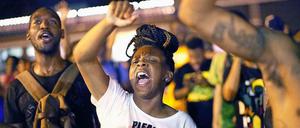 Die Tötung eines 18-jährigen Schwarzen hat in der amerikanischen Stadt Ferguson massive Proteste ausgelöst.