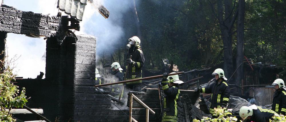 Unbewohnbar. Zwei Häuser wurden komplett zerstört, zwei weitere schwer beschädigt.