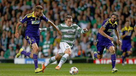 Vergebene Liebesmüh. Kris Commons (M.) versucht, Zeljko Filipovic und Marko Suler von NK Maribor zu entkommen, doch am Ende scheitert Celtic Glasgow gegen die Slowenen in den Play-offs zur Champions League.