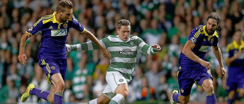 Vergebene Liebesmüh. Kris Commons (M.) versucht, Zeljko Filipovic und Marko Suler von NK Maribor zu entkommen, doch am Ende scheitert Celtic Glasgow gegen die Slowenen in den Play-offs zur Champions League.
