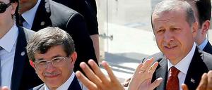 Premierminister Recep Tayyip Erdogan (rechts) verabschiedet sich in den Präsidentenpalast. Seine Partei, die AKP, übergibt er wie sein Amt als Premierminister an seinen bisher getreuen Außenminister Ahmet Davutoglu. Erdogan rechnet nicht damit, dass Davutoglu sich von ihm emanzipieren wird. Und seinen Einfluss auf die AKP will er auch behalten. 