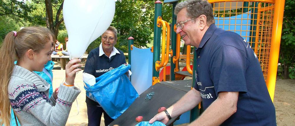 "Wer selbst Hand anlegt, fühlt sich auch mit der Anlage verbunden". Ursel Ortmann und Peter Krug vom Gewobag-Mieterbeirat der Paul-Hertz-Siedlung in Berlin-Charlottenburg-Nord.