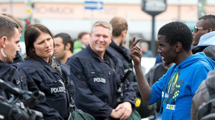 Die Stimmung zwischen Polizei und Demonstranten ist aufgeladen. 