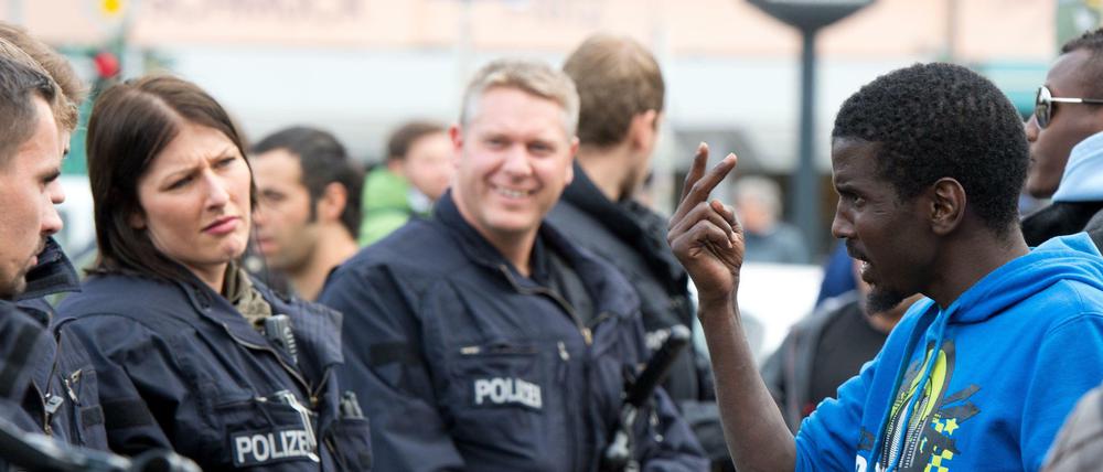 Die Stimmung zwischen Polizei und Demonstranten ist aufgeladen.