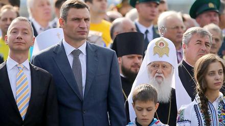 Neue Rolle. Klitschko (2.v.r.) als Bürgermeister von Kiew bei der Militärparade am Wochenende.