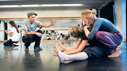 Reinhängen. Choreograf Kadir Memis, den hier alle nur Amigo rufen, geht mit den Jugendlichen die letzten Feinheiten durch. 