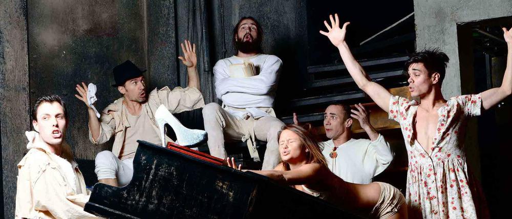 Faxen in der Anstalt. Pianist und Sänger Jack Woodhead (links außen) als schwuler Freiherr und Akrobat David Pereira als „Zigeunerjunge“ im Mädchenkleid (rechts außen) sind die Stars der Ensembleshow.