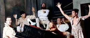 Faxen in der Anstalt. Pianist und Sänger Jack Woodhead (links außen) als schwuler Freiherr und Akrobat David Pereira als „Zigeunerjunge“ im Mädchenkleid (rechts außen) sind die Stars der Ensembleshow. 