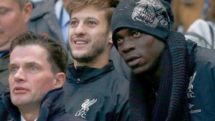 Zum letzten Mal Zuschauer. Mario Balotelli (r.) soll dem FC Liverpool schon am Wochenende helfen.