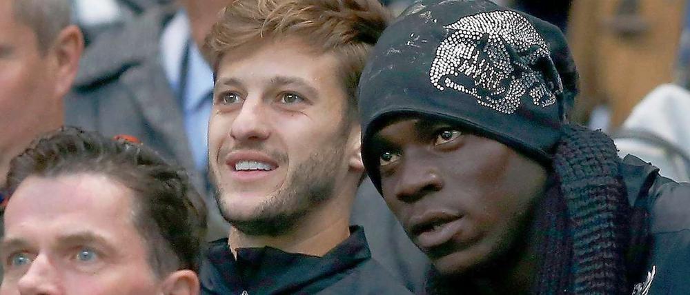 Zum letzten Mal Zuschauer. Mario Balotelli (r.) soll dem FC Liverpool schon am Wochenende helfen.