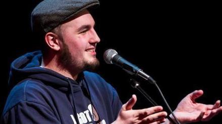 Marvin Weinstein moderiert die diesjährigen U20-Poetry Slam-Meisterschaften.