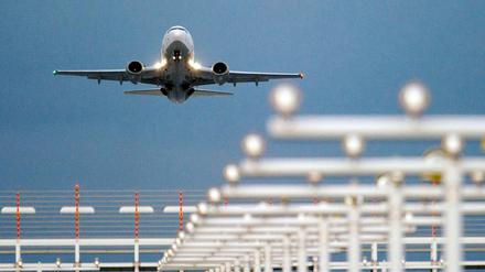 Teure Steuer. Die Fluggesellschaften warnen, wegen der Luftverkehrsteuer würden Flugverbindungen gestrichen und Investitionen erschwert,
