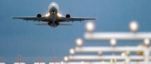 Teure Steuer. Die Fluggesellschaften warnen, wegen der Luftverkehrsteuer würden Flugverbindungen gestrichen und Investitionen erschwert,