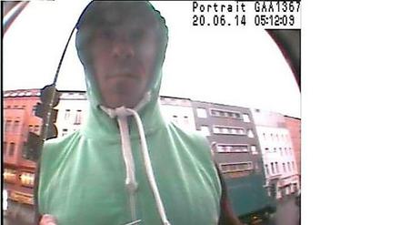 Mit diesem Fahndungsfoto, das aus der Kamera eines Geldautomaten in der Danziger Straße stammt, wird nach einem mutmaßlichen Einbrecher gesucht.