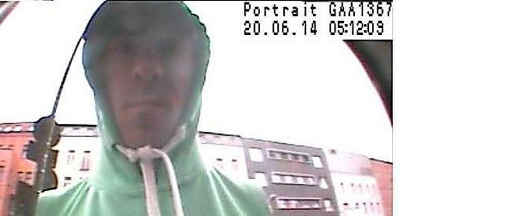 Mit diesem Fahndungsfoto, das aus der Kamera eines Geldautomaten in der Danziger Straße stammt, wird nach einem mutmaßlichen Einbrecher gesucht.