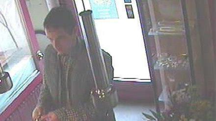 Wer kennt diesen Mann? Er soll Anfang März einen Juwelier in Charlottenburg überfallen haben.