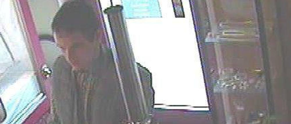 Wer kennt diesen Mann? Er soll Anfang März einen Juwelier in Charlottenburg überfallen haben.