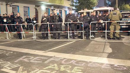 Angst vor Abschiebung. Polizisten haben das Gebiet rund um die Unterkunft in der Gürtelstraße abgesperrt. Flüchtlinge protestieren dort gegen ihre Behandlung in Berlin. 