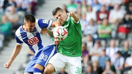 Hart umkämpft. Der Berliner Sandro Wagner hier im Duell mit Werders Marnon Busch.