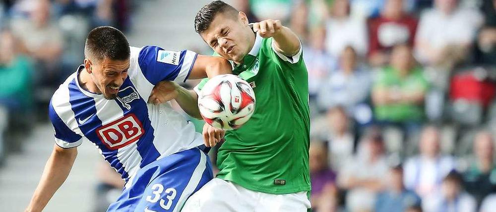 Hart umkämpft. Der Berliner Sandro Wagner hier im Duell mit Werders Marnon Busch.