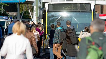 30 Busse sind aktuell im Schienenersatzverkehr im Einsatz. Trotzdem kommt es nach dem Anschlag am Donnerstagmorgen zu großen Verzögerungen.