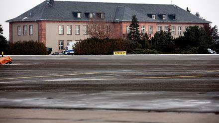 Repräsentativer Bau. Die „Generalsvilla“ wurde schon zu DDR-Zeiten genutzt. Sie befindet sich direkt vor dem alten Flughafen, zwischen Landbahn und Terminal. Jeder rollt an ihr vorbei.