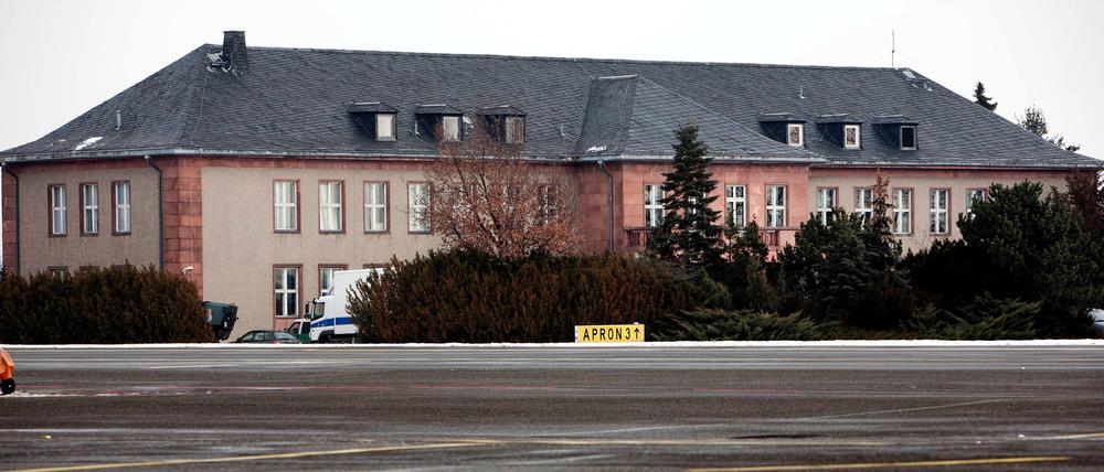 Repräsentativer Bau. Die „Generalsvilla“ wurde schon zu DDR-Zeiten genutzt. Sie befindet sich direkt vor dem alten Flughafen, zwischen Landbahn und Terminal. Jeder rollt an ihr vorbei.