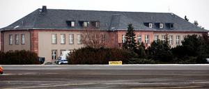 Repräsentativer Bau. Die „Generalsvilla“ wurde schon zu DDR-Zeiten genutzt. Sie befindet sich direkt vor dem alten Flughafen, zwischen Landbahn und Terminal. Jeder rollt an ihr vorbei.