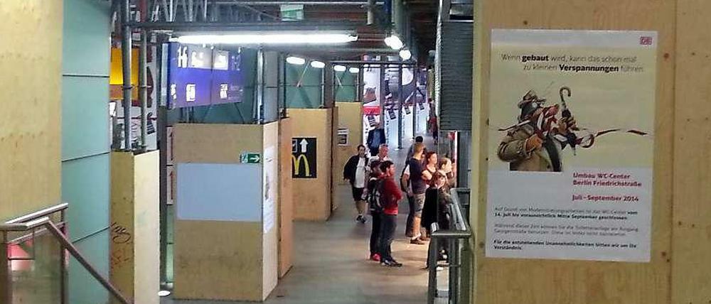 Im Bahnhof Friedrichstraße wird noch bis 2016 gebaut. Einige Läden sind geschlossen, leider auch das "WC-Center".