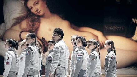 Surrealer Trip. Die Tänzer und Tänzerinnen in Moreaus Stück „Siena“ vor Tizians „Venus von Urbino“.