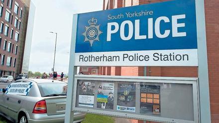 Die Polizei von Rotherham muss sich mit dem Vorwurf auseinandersetzen, sie habe die asiatische Gemeinschaft in der Stadt nicht über die Täter informiert.
