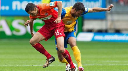 Heißer Kampf im Spitzenspiel der zweiten Liga zwischen dem 1.FC Kaiserslautern und Eintracht Braunschweig.