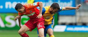 Heißer Kampf im Spitzenspiel der zweiten Liga zwischen dem 1.FC Kaiserslautern und Eintracht Braunschweig.