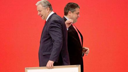 Klaus Wowereit und Sigmar Gabriel im November 2013 auf dem SPD-Bundesparteitag in Leipzig