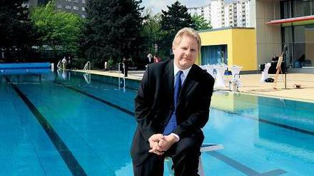 Aber nächstes Mal mit Badehose! Ole Bested Hensing ist froh, dass das Neuköllner Bad wieder öffnet. Investiert wurden 16 Millionen Euro. 