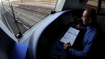 Auf Achse. Bis zu 800 GDL-Aktivisten sollen bei einem Treffen am Mittwoch gegen die Deutsche Bahn protestieren. Ein Arbeitskampf "steht im Raum", sagte ein Sprecher der Gewerkschaft.