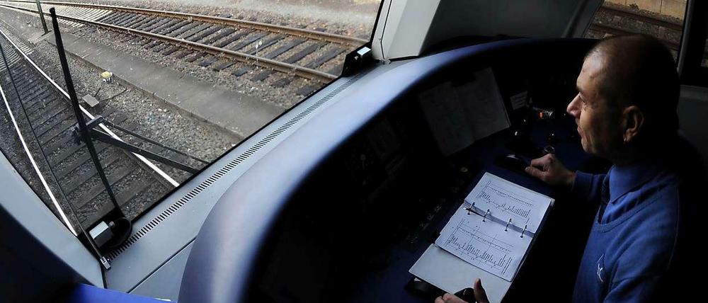 Auf Achse. Bis zu 800 GDL-Aktivisten sollen bei einem Treffen am Mittwoch gegen die Deutsche Bahn protestieren. Ein Arbeitskampf "steht im Raum", sagte ein Sprecher der Gewerkschaft.