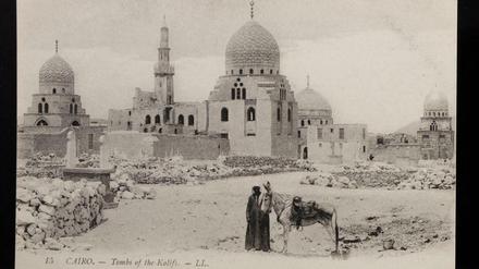 Postkarte aus der Dr. Paula Sanders Collection mit Gräbern der abbasidischen Schattenkalifen in Kairo.