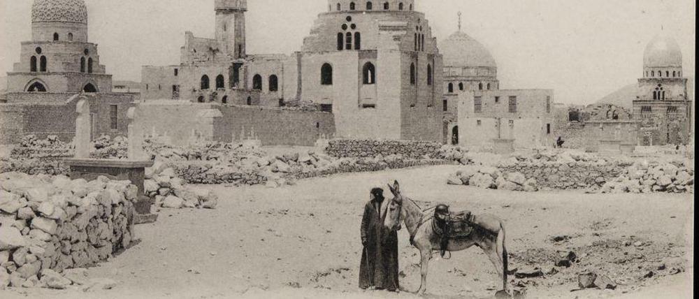 Postkarte aus der Dr. Paula Sanders Collection mit Gräbern der abbasidischen Schattenkalifen in Kairo.