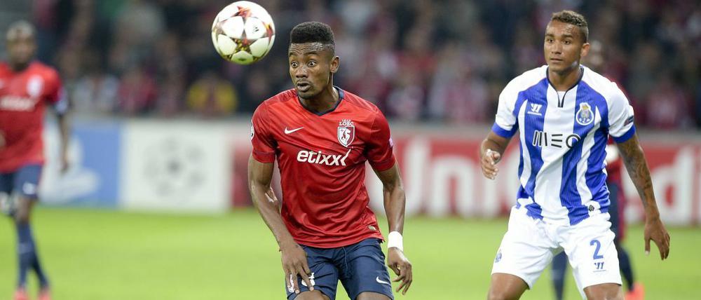 Transfer verzögert sich: Salomon Kalou (m.) soll zur Hertha kommen.