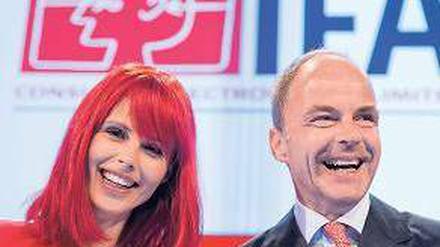 Miss Ifa 2014 mit Messe-Geschäftsführer Christian Göke.