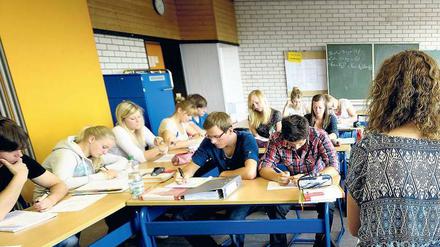 Konzentriert. An ostdeutschen Schulen wird deutlich seltener fachfremder Unterricht erteilt als im Westen, was ein Grund für den Erfolg sein könnte. Am Abitur nach zwölf Jahren hielten Sachsen und Thüringen gleich nach der Wende fest. 