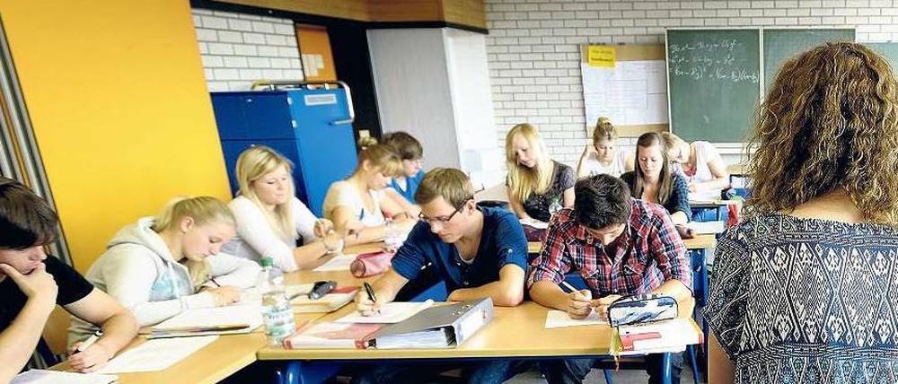 Konzentriert. An ostdeutschen Schulen wird deutlich seltener fachfremder Unterricht erteilt als im Westen, was ein Grund für den Erfolg sein könnte. Am Abitur nach zwölf Jahren hielten Sachsen und Thüringen gleich nach der Wende fest.