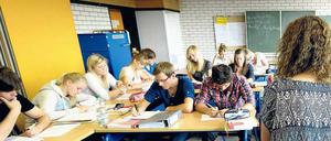 Konzentriert. An ostdeutschen Schulen wird deutlich seltener fachfremder Unterricht erteilt als im Westen, was ein Grund für den Erfolg sein könnte. Am Abitur nach zwölf Jahren hielten Sachsen und Thüringen gleich nach der Wende fest. 