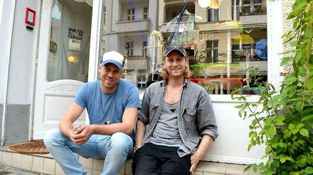 Entspannt sitzen und Gorka Maezta (30) und Stefan Goertz (39) vor ihrem Laden in der Eylauer Straße. 